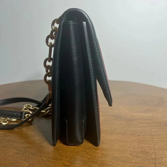 Ferragamo Ginny two-tone pink zigzag shoulder bag with gold chain shoulder strap - Picture 8 of 13